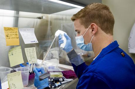 Chris Hagemeyer in the lab of Akash Gunjan